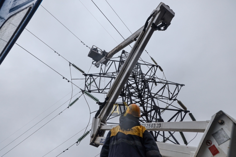 Битва за свет: как одесские электрики на фронте и в Одесской области поврежденные российскими ракетами сети восстанавливают  