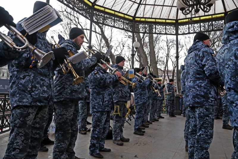 Чиполлино, синьор Помидор и подарки: в одесском Городском саду отметили День Святого Николая  