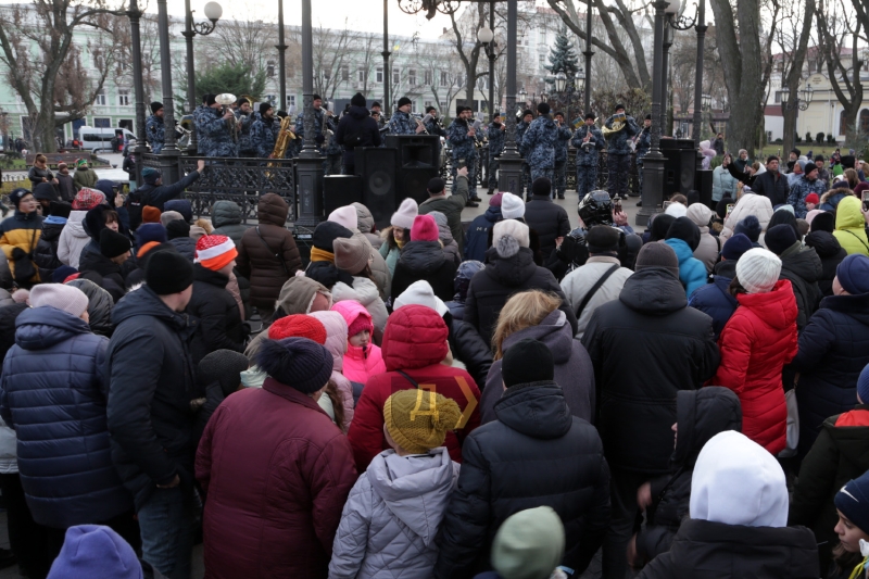 Чиполлино, синьор Помидор и подарки: в одесском Городском саду отметили День Святого Николая  