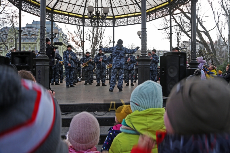 Чиполлино, синьор Помидор и подарки: в одесском Городском саду отметили День Святого Николая  