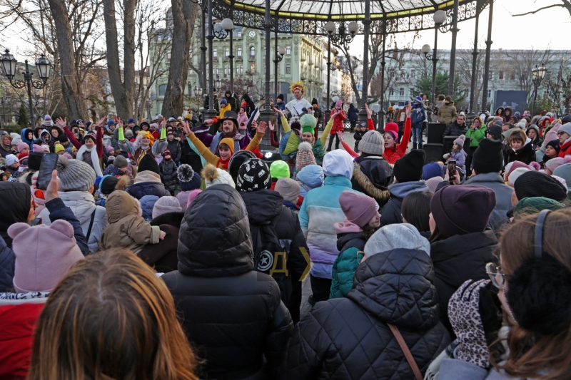 Чиполлино, синьор Помидор и подарки: в одесском Городском саду отметили День Святого Николая  