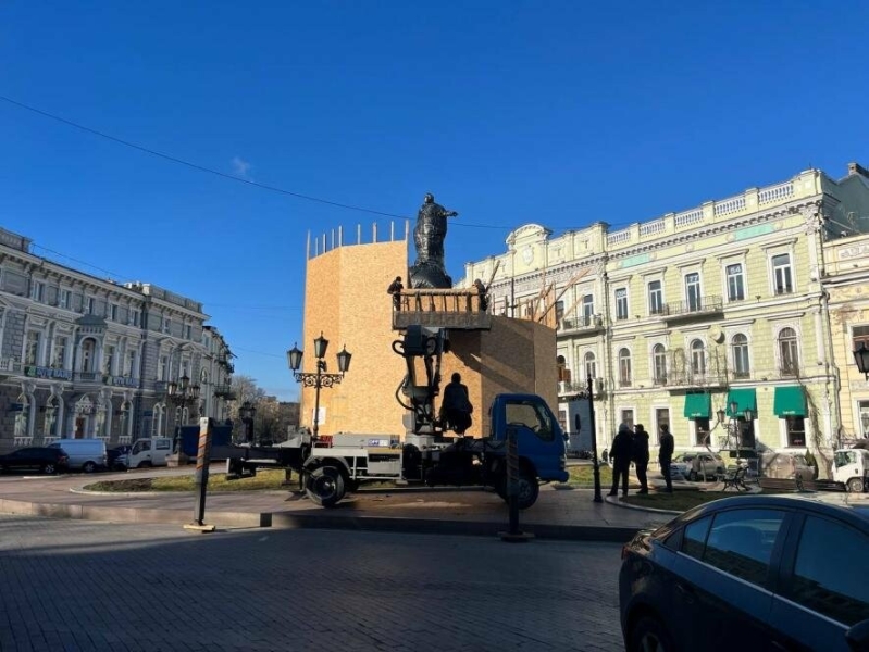 Історичний момент: В Одесі демонтують пам’ятник Катерині ІІ,- ФОТОРЕПОРТАЖ