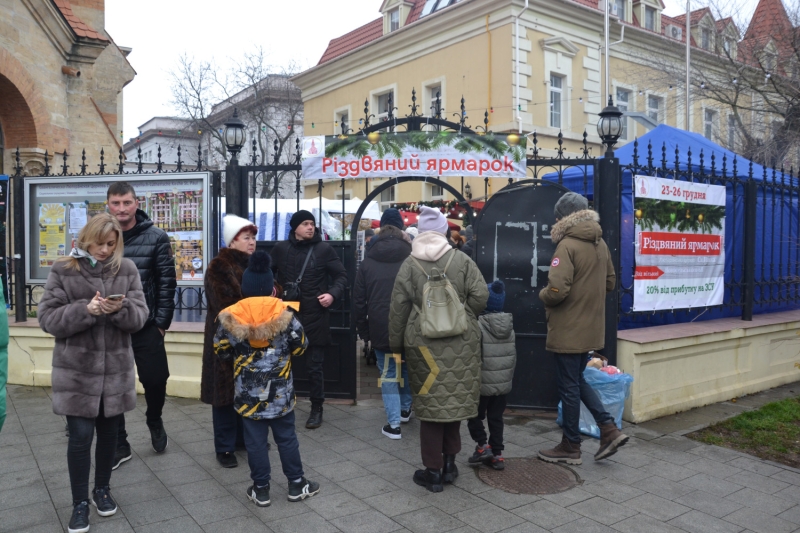 Ярмарки и глинтвейн: в Одессе отмечают западное Рождество