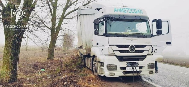 На Одещині вантажівка застрягла на узбіччі дороги, знадобилася допомога рятувальників