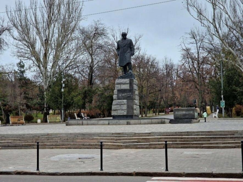 Одеські комунальники встановлюють антипаркувальні стовпчики, - ФОТО