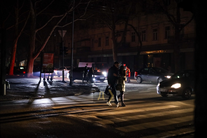 Предновогодняя Одесса: темные улицы, шумящие генераторы и праздничные витрины  