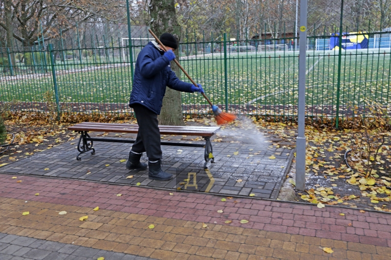 Припорошенные цветы и работа для дворников: в Одессе выпал первый снег (фотозарисовка)