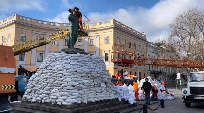 Символ Одеси помили та переклали новими мішками,- ФОТО