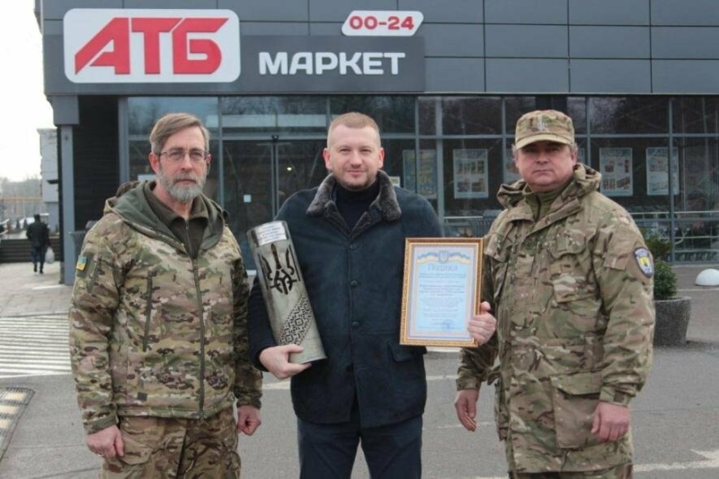 У Дніпрі бійці «Азова» вручили нагороду «АТБ» і подякували за постійну допомогу військовикам