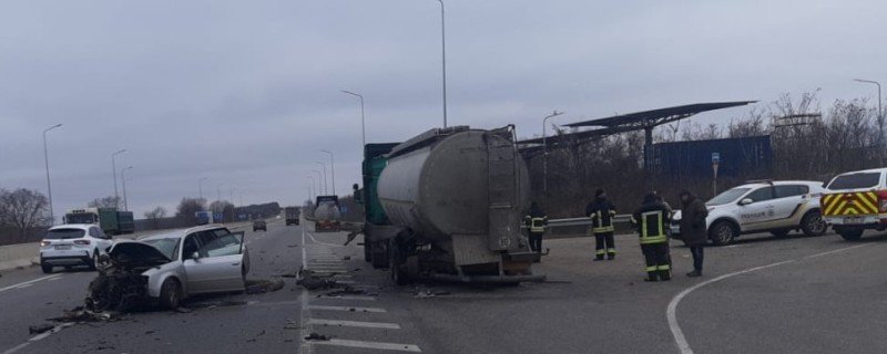 В аварії загинули дві людини, ще дві - госпіталізовані: на Одещині легковик залетів під фуру