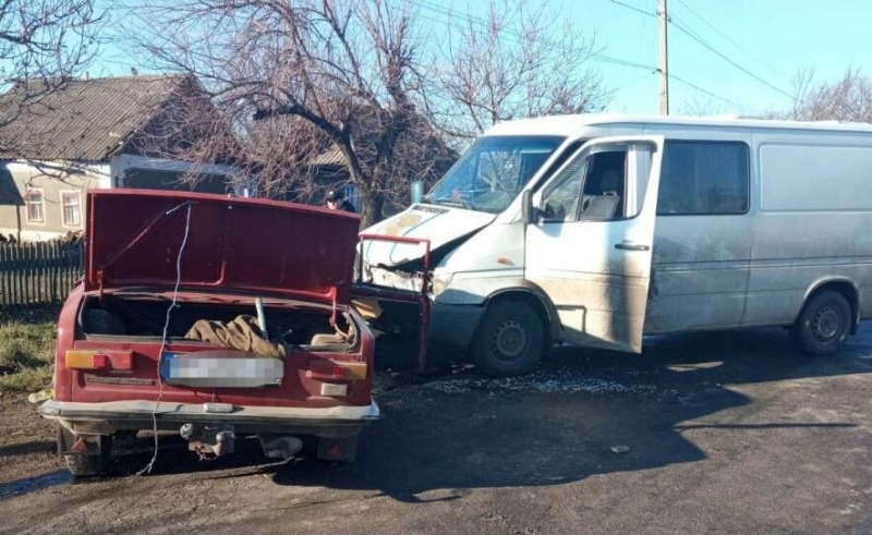 В Одеській області  водій  намагався  об'їхати канаву на дорозі та потрапив в ДТП, постраждали люди,- ФОТО