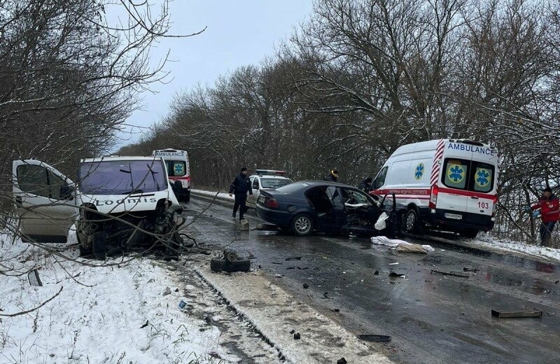 В Одеському районі водій BMW виїхав на зустрічку і протаранив мікроавтобус