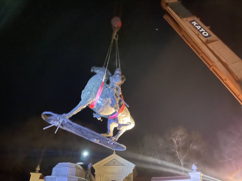 В Одессе демонтировали памятник Суворову