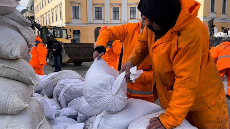 В Одессе помыли памятник Дюку