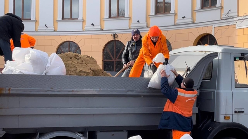 В Одессе помыли памятник Дюку