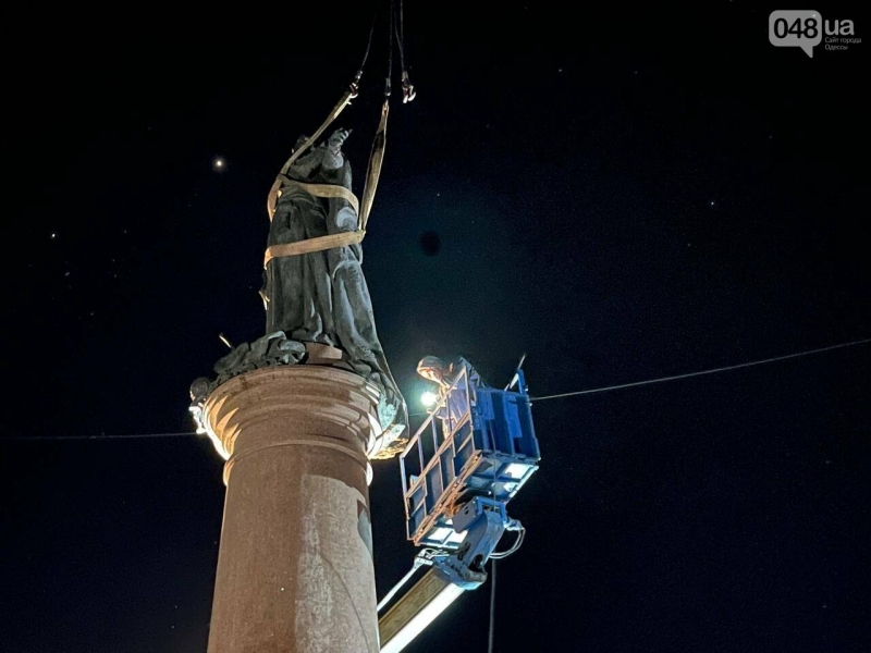 Виконала свій останній танок: вночі в Одесі ефектно демонтували пам'ятник Катерині ІІ, - ФОТО, ВІДЕО 