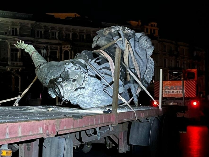 Виконала свій останній танок: вночі в Одесі ефектно демонтували пам'ятник Катерині ІІ, - ФОТО, ВІДЕО 
