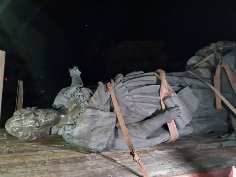 В Одессе наконец снесли памятник Екатерине II (обновлено, фото, видео)