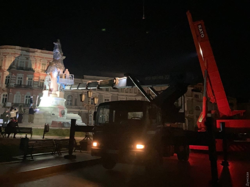В Одессе наконец снесли памятник Екатерине II (обновлено, фото, видео)