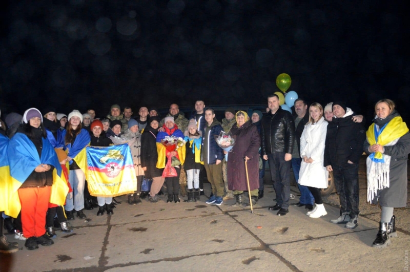 В Одесскую область вернулись трое защитников острова Змеиный   