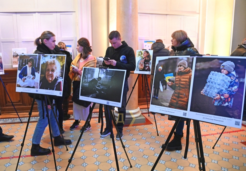 Волонтеры в фотоискусстве. Зал Одесской научной библиотеки украшен красноречивыми снимками  