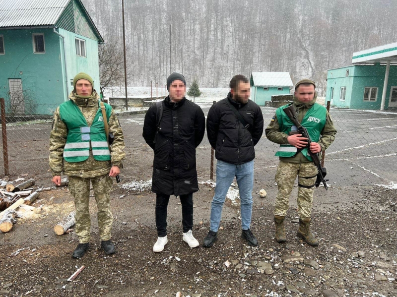 Жители Одесской области планировали обмотаться пленкой и переплыть ледяную Тису на детских надувных кругах  