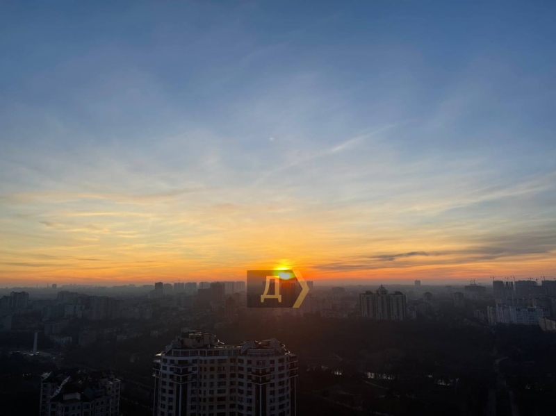 Небо&nbsp;окрасилось в&nbsp;золотой и&nbsp;розовый: первый закат 2023 года (фотофакт)