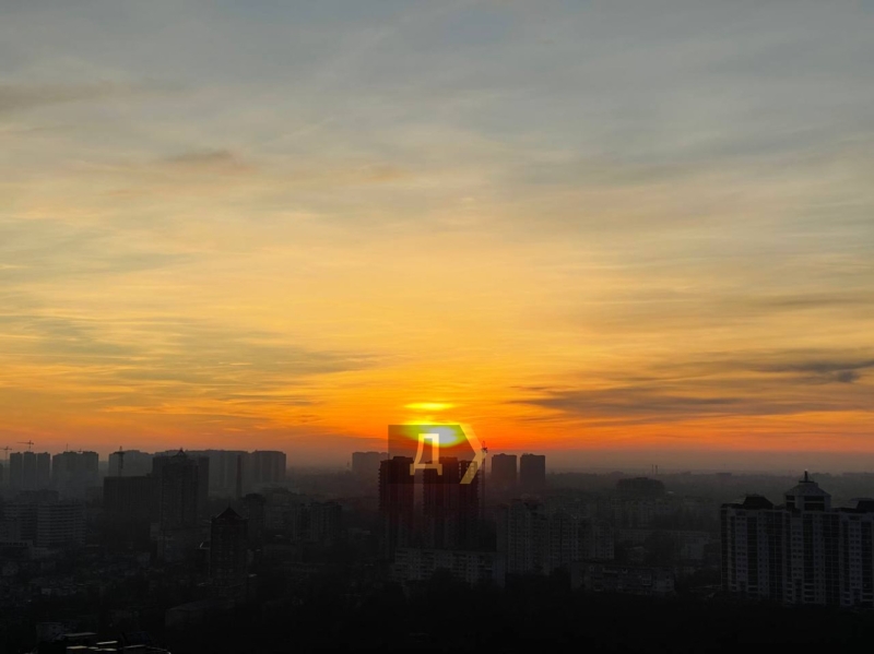 Небо&nbsp;окрасилось в&nbsp;золотой и&nbsp;розовый: первый закат 2023 года (фотофакт)