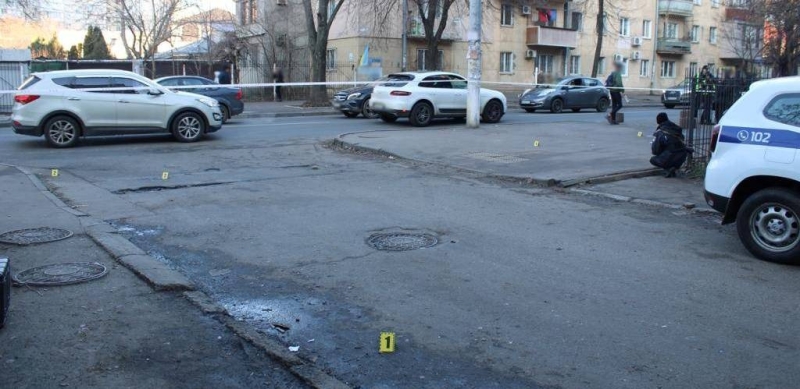 Стрілянина в Одесі: один кидав каміння, другий застосував пістолет,- ФОТО