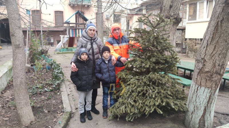 В Одессе елки начали менять на сладости (адреса локаций)