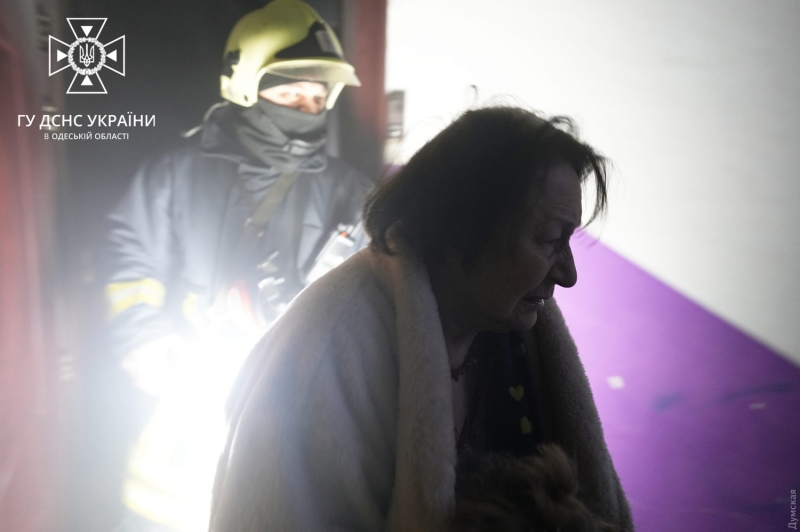 В Одессе пожарные спасли женщину из горящей квартиры