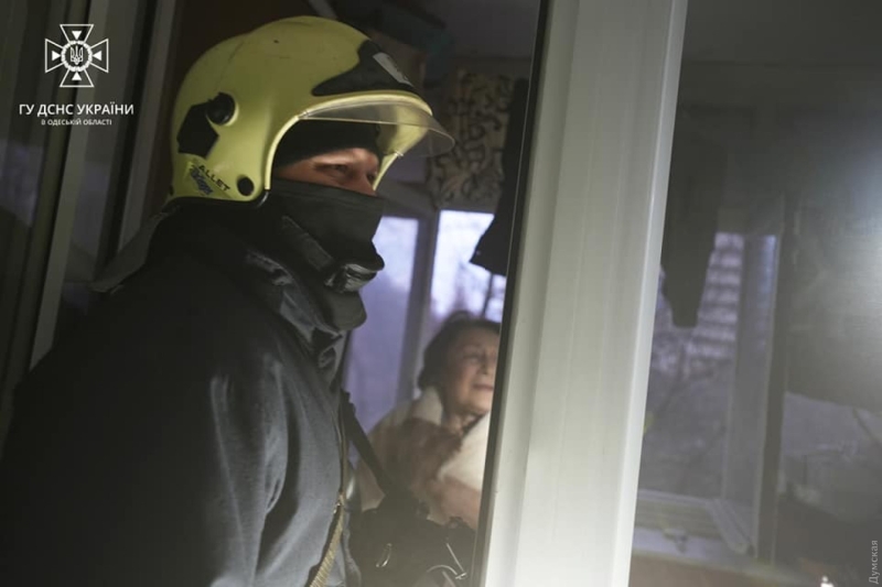 В Одессе пожарные спасли женщину из горящей квартиры