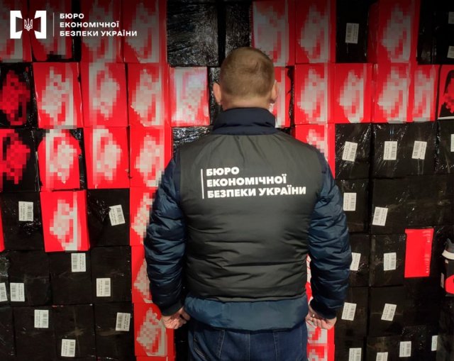 В Одессе сотрудники БЭБ накрыли сеть производства и реализации поддельной обуви