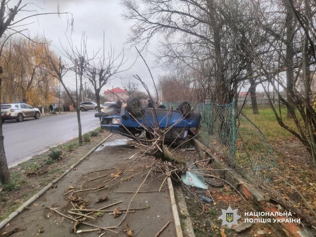 На Одещині п'яний втікач на ВАЗі перекинув авто та збив маму з візком