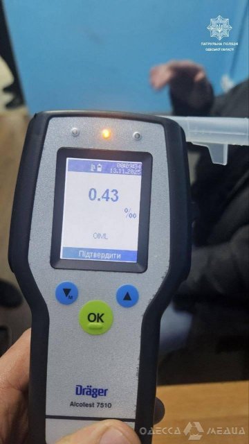 В Одесі патрульні затримали чоловіка, який пересувався п'яним на самокаті