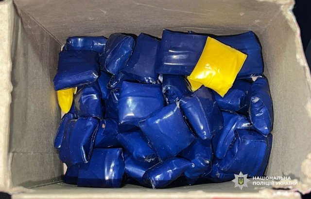 В Одеській області викрили 36-річну жінку, яка розкладала по схованках психотропи