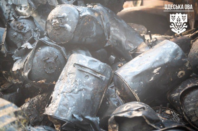 В результаті атаки РФ в Одеській області на території одного з підприємств сталася масштабна пожежа