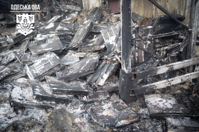 В результаті атаки РФ в Одеській області на території одного з підприємств сталася масштабна пожежа