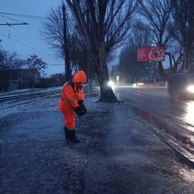 В Одессе посыпали утром тротуары песком для борьбы с гололедицей