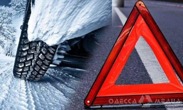 На Одещині легковий автомобіль злетів у кювет