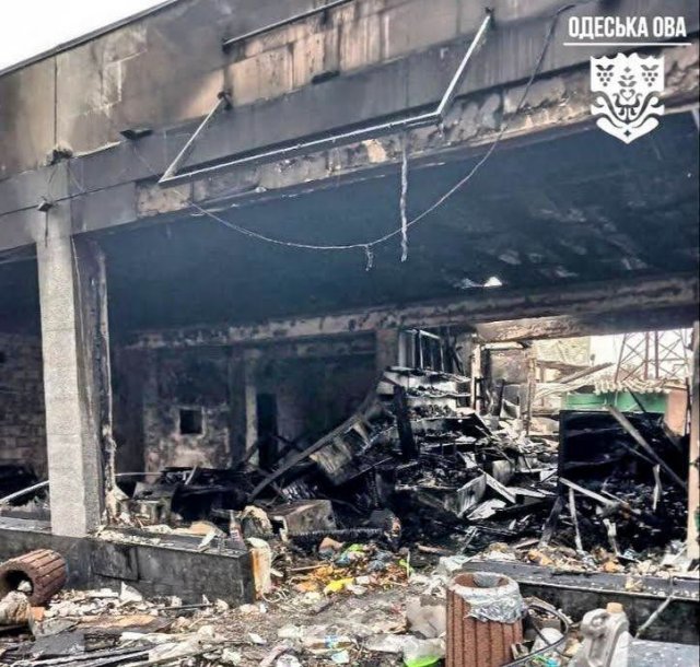 Последствия ночной атаки по Одессе: дрон влетел в высотку, поврежден энергообъект, уничтожено СТО