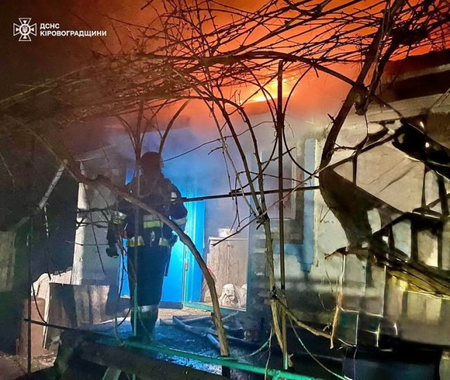 Последствия ночной атаки по Одессе: дрон влетел в высотку, поврежден энергообъект, уничтожено СТО