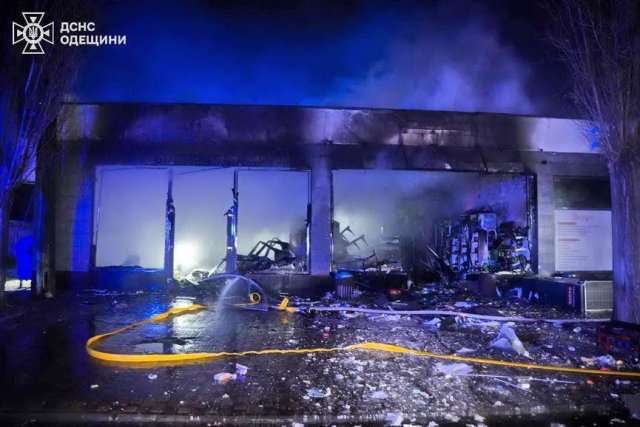 Последствия ночной атаки по Одессе: дрон влетел в высотку, поврежден энергообъект, уничтожено СТО