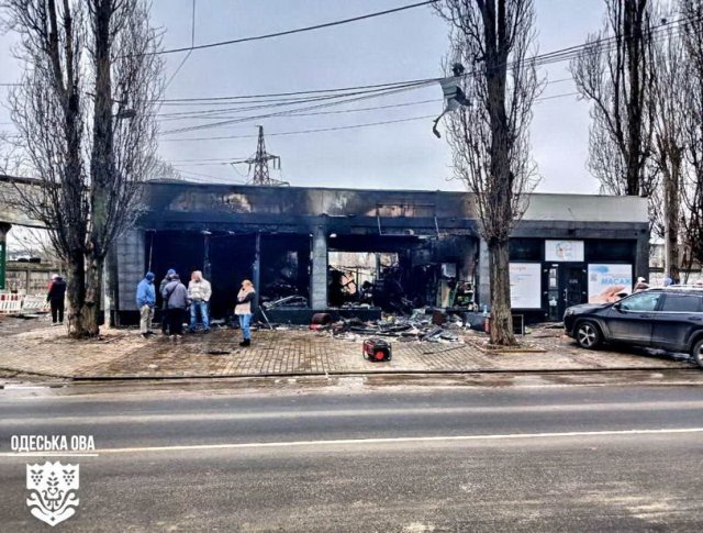 Последствия ночной атаки по Одессе: дрон влетел в высотку, поврежден энергообъект, уничтожено СТО