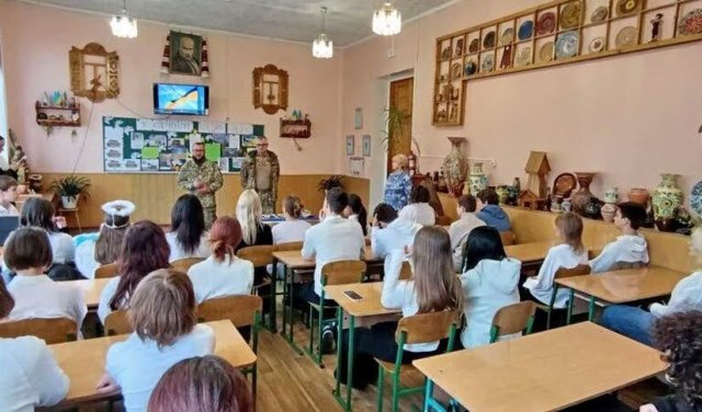 В одесском лицее защитники поговорили с учениками о национальном сознании и патриотизме