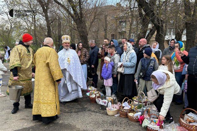 Одесити прийшли до Свято-Троїцького храму, щоб освятити великодні кошики