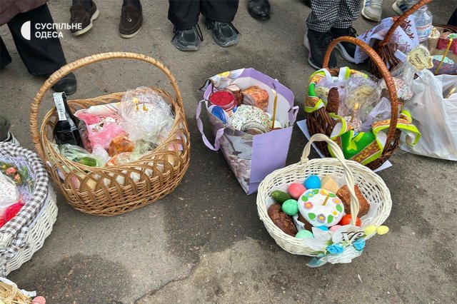 Одесити прийшли до Свято-Троїцького храму, щоб освятити великодні кошики