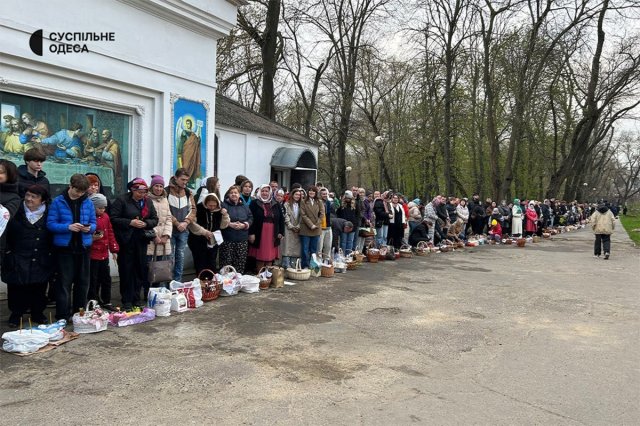 Одесити прийшли до Свято-Троїцького храму, щоб освятити великодні кошики