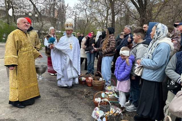 Одесити прийшли до Свято-Троїцького храму, щоб освятити великодні кошики