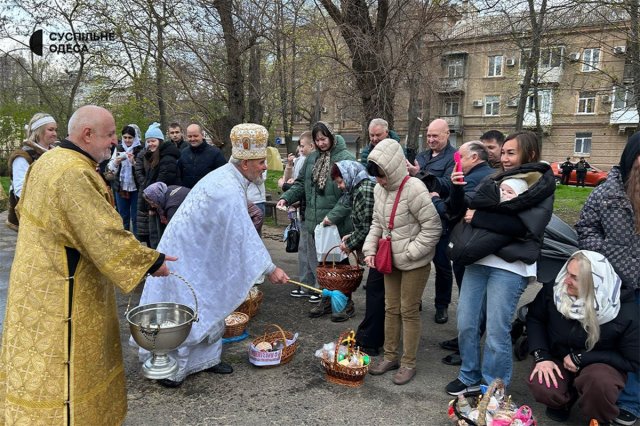Одесити прийшли до Свято-Троїцького храму, щоб освятити великодні кошики